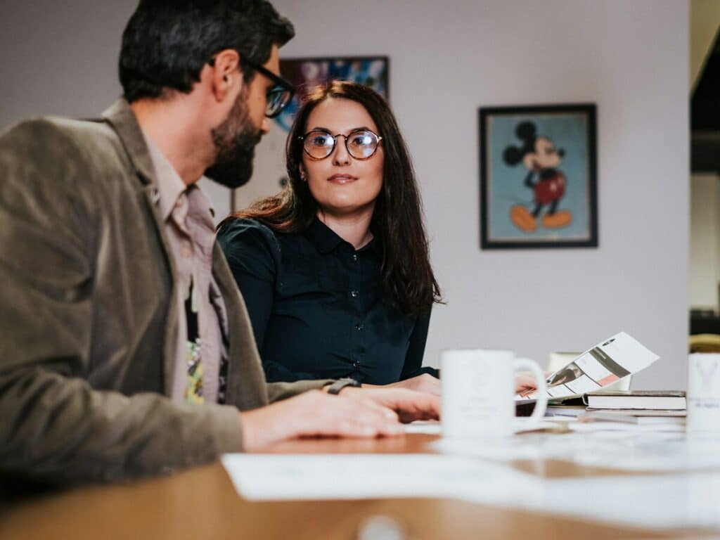 Reunión entre una pyme y su agencia SEO revisando resultados mensuales"