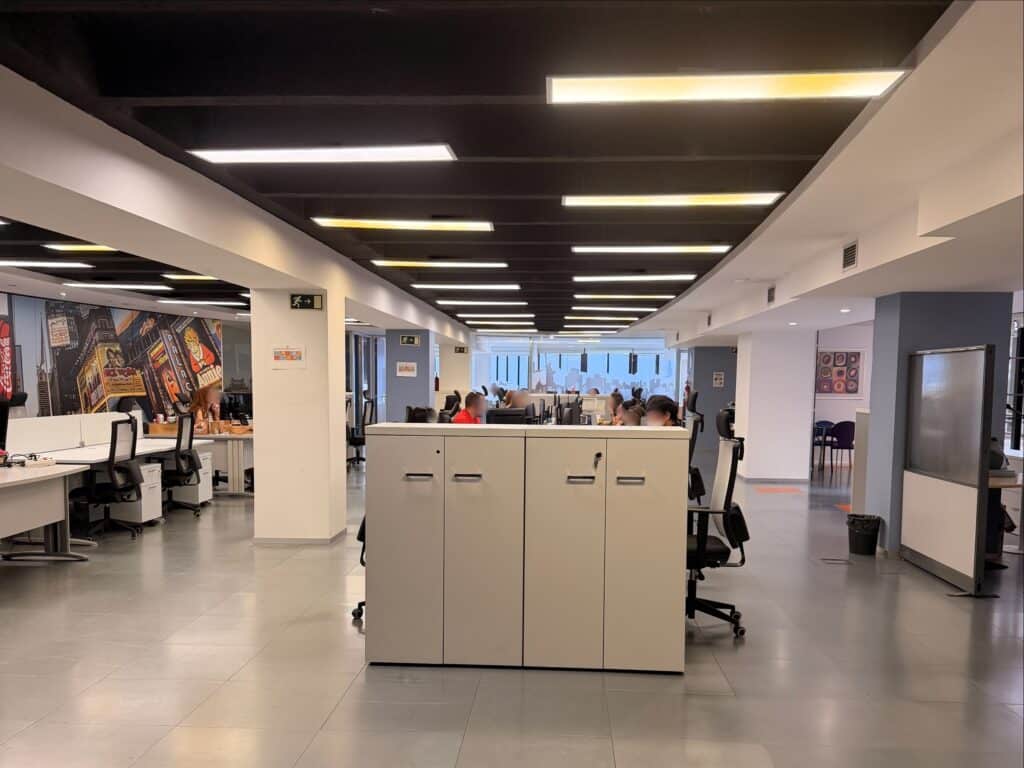 Panel de automatización de flujos de trabajo conectando aplicaciones empresariales